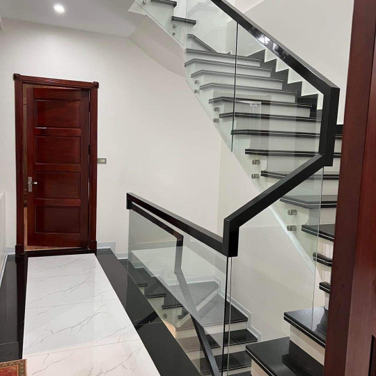 MẪU CẦU THANG KÍNH CƯỜNG LỰC - TAY VỊ GỖ VUÔNG
