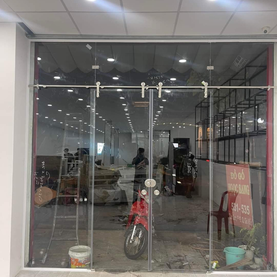 MẪU CỬA KÍNH CƯỜNG LỰC CHO CỬA HÀNG SANG TRỌNG