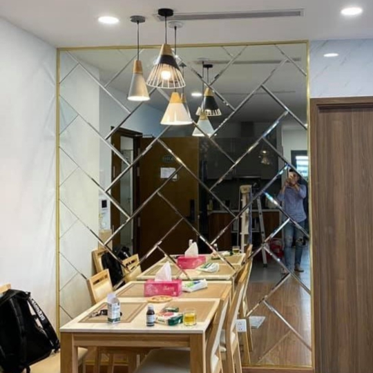 MẪU KÍNH THỦY TRANG TRÍ PHÒNG BẾP SANG TRỌNG